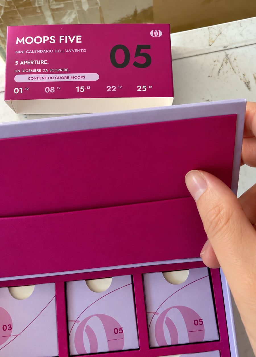 MOOPS FIVE: la fascetta con le date delle cinque aperture e le caselle